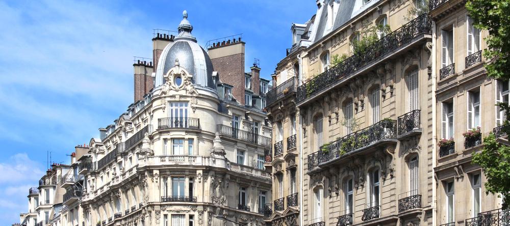 Façades haussmanniennes à Paris illustrant une vente d'immeuble à Paris, en bloc ou à la découpe, dans un quartier prisé de la capitale.