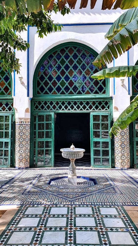 Riad traditionnel au Maroc, symbole du Maroc bien-être avec sa fontaine, ses mosaïques et son atmosphère apaisante idéale pour la détente et la sérénité.