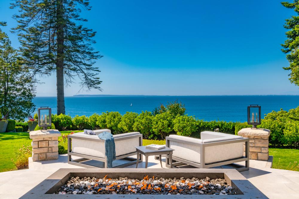Vue panoramique sur la mer depuis une terrasse de maison de vacances, illustrant le rêve : acheter une résidence secondaire en bord de mer.