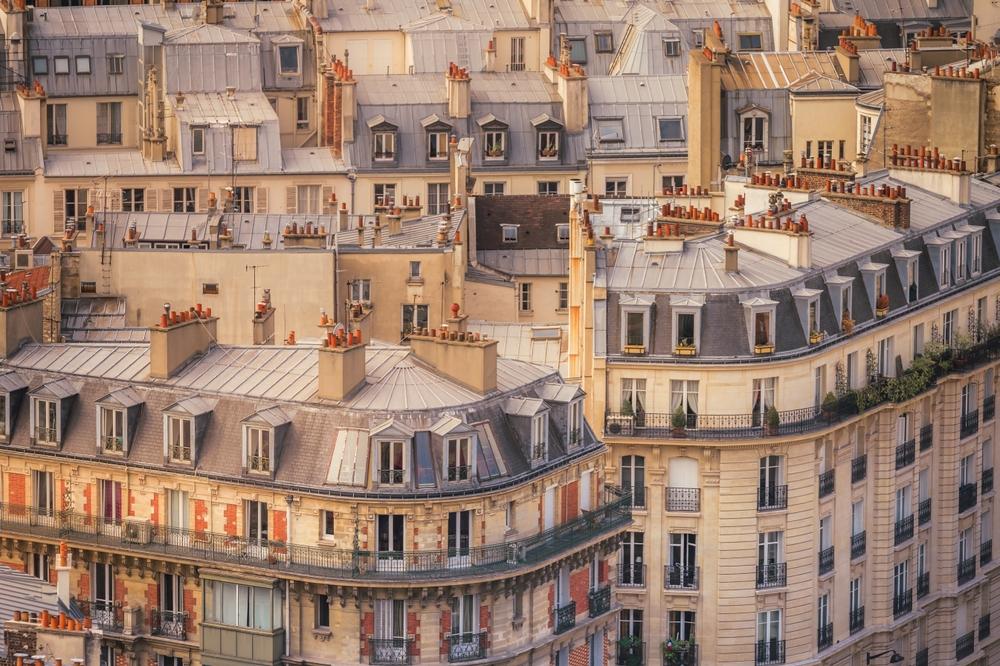Immeubles parisiens représentant le choix entre micro-foncier ou régime réel pour déclarer les revenus locatifs d’un bien non meublé