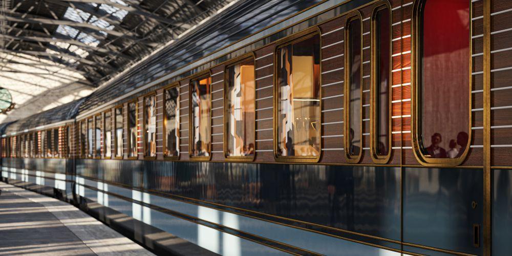 Voiture du train de luxe Orient Express rénovée, en gare, avec design Art déco et finitions haut de gamme