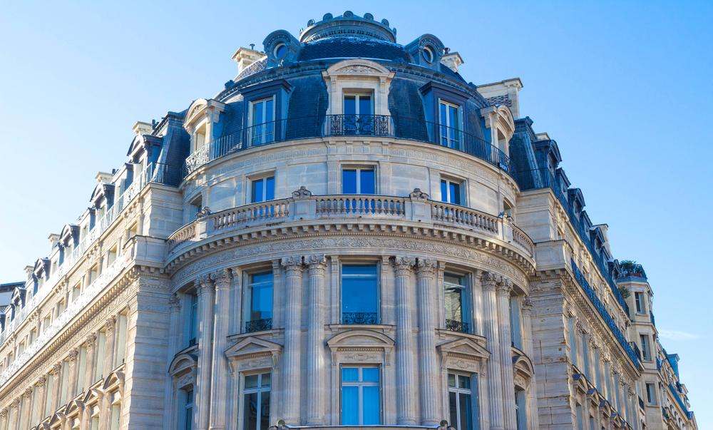 Appartement haussmannien : façade d’un immeuble haussmannien à Paris