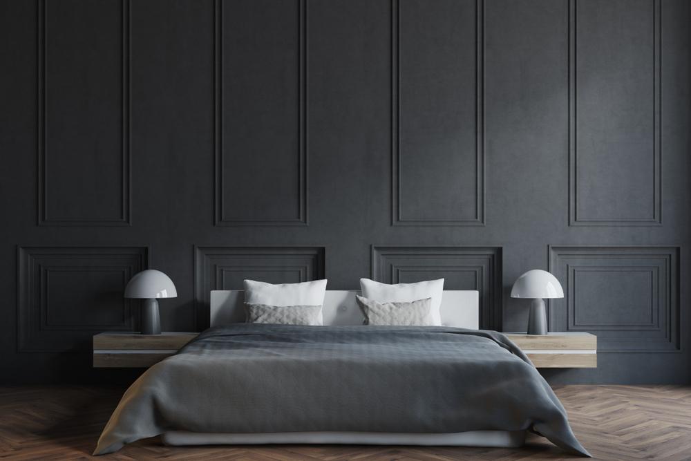 Chambre élégante avec lit recouvert de linge de luxe gris, soulignant le raffinement et la qualité des matières haut de gamme utilisées.
