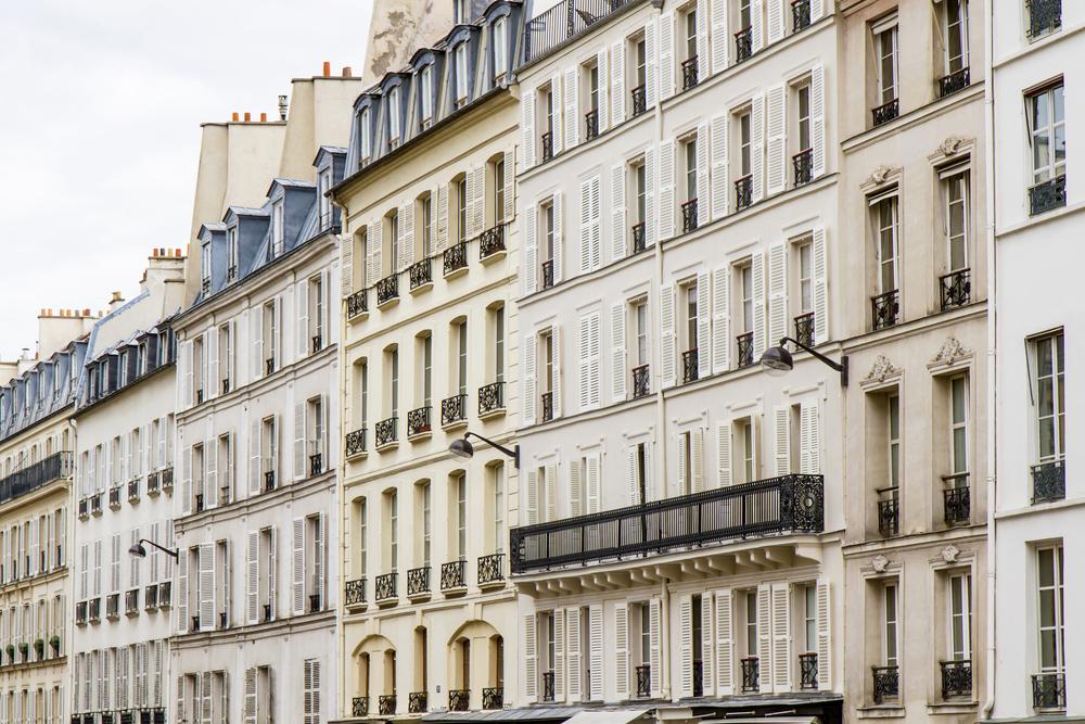 Immeubles parisiens représentant le choix entre micro-foncier ou régime réel pour déclarer les revenus locatifs d’un bien non meublé.