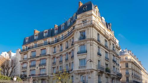 Immeuble haussmannien typique à Paris, idéal pour un investissement locatif avec avantages fiscaux comme le dispositif Pinel ou Denormandie.