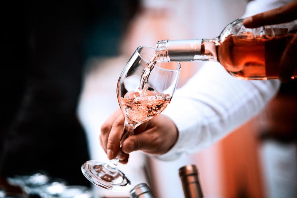 Bouteille de vin de prestige signée Chanel, posée sur une table élégante, illustrant l’alliance entre haute couture et vins de prestige.