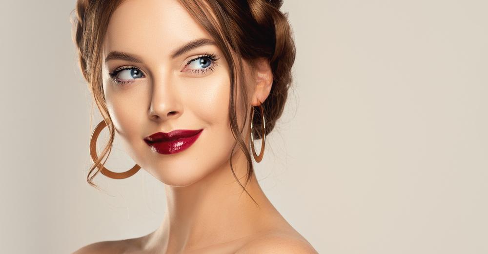 Portrait d’une femme élégante portant des boucles d’oreilles inspirées de la joaillerie Zolotas
