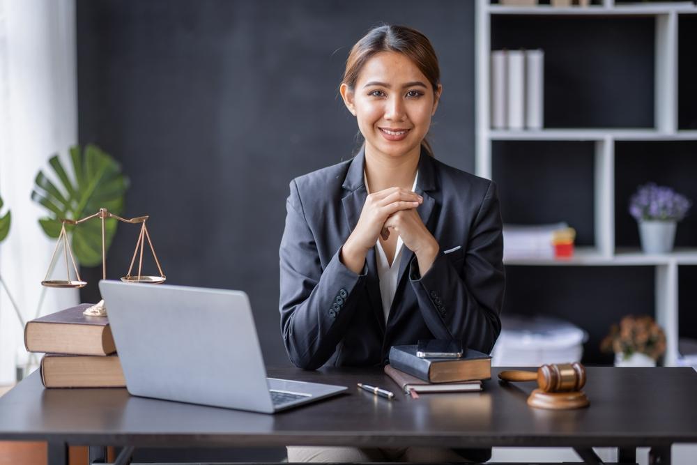Femme exerçant une profession libérale en copropriété dans un cabinet juridique moderne