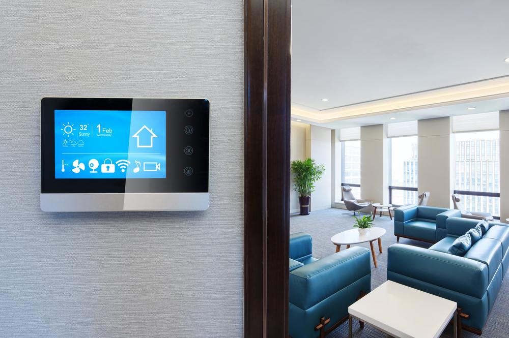 Interface domotique murale dans un appartement haut de gamme, illustrant l’usage de la domotique dans l’immobilier de luxe pour un confort personnalisé.