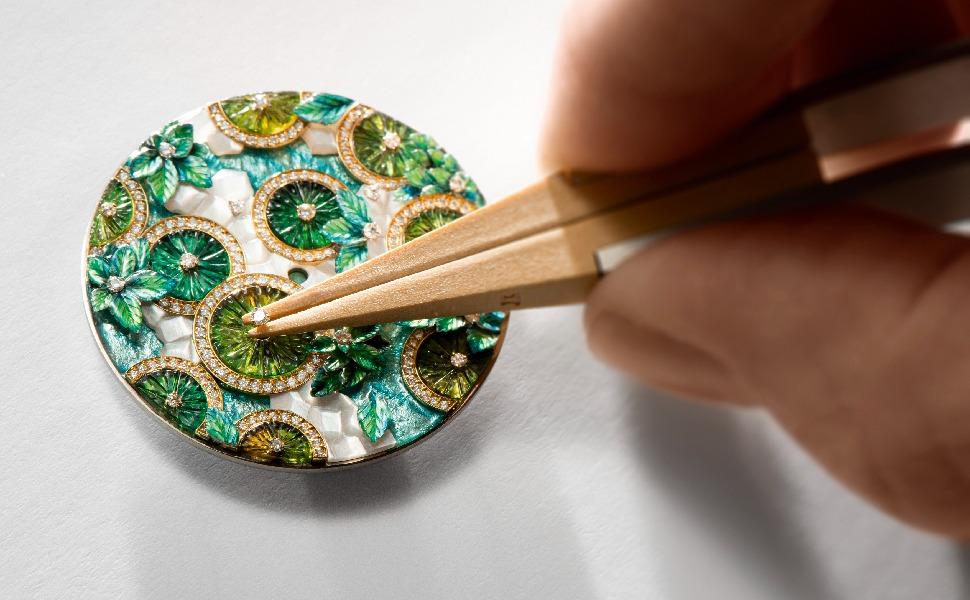 Détail artisanal d’un cadran de montre d’exception en cours de fabrication, illustrant le savoir-faire des métiers d’art en horlogerie