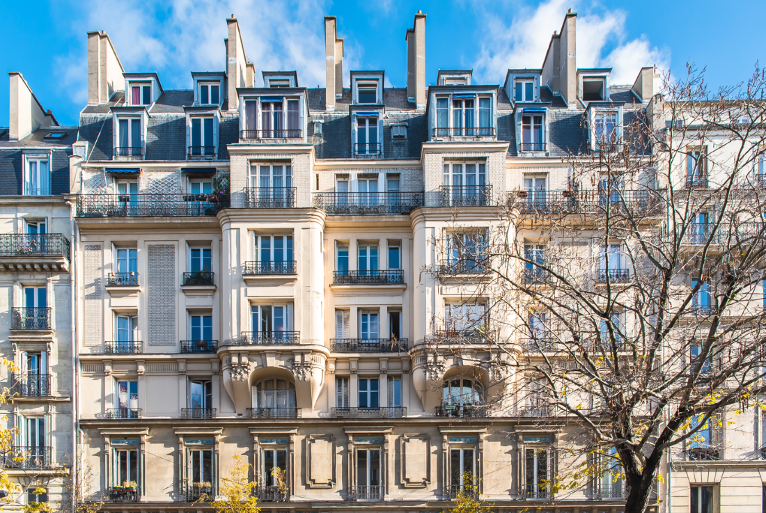 Façade d’un immeuble haussmannien typique à Paris, idéal pour investir dans un immeuble locatif rentable