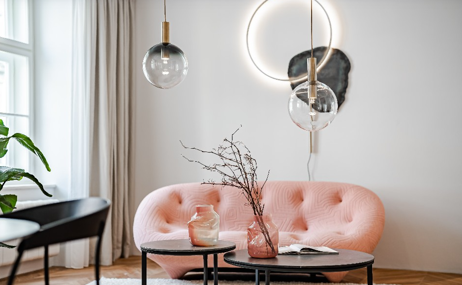Suspension design en verre soufflé dans un intérieur contemporain