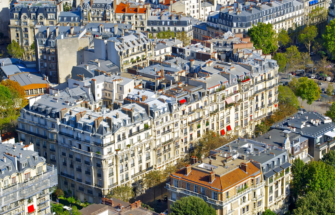 Vue aérienne d’un immeuble haussmannien à Paris illustrant le rôle du conseil syndical copropriété dans la gestion collective et la préparation de l’ordre du jour des assemblées générales.