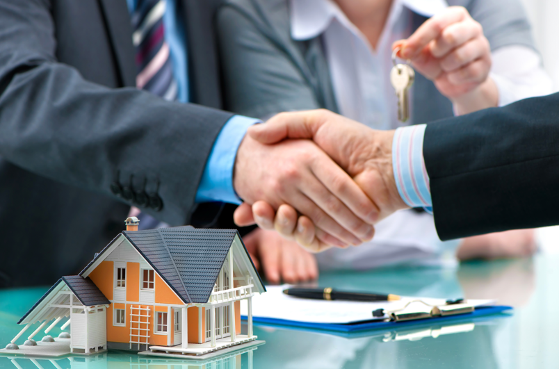 Vente de terrain – signature d’un contrat immobilier pour optimiser la fiscalité sur la plus-value