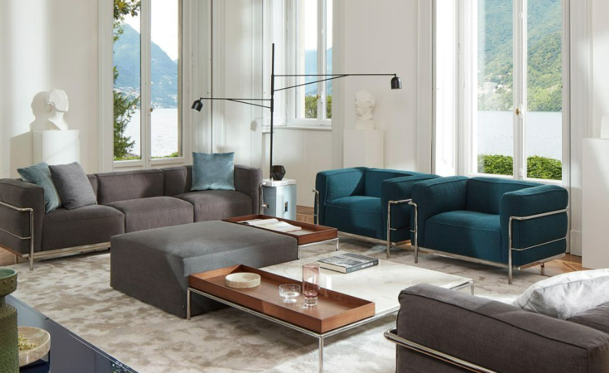 Salon moderne avec plusieurs canapé représentant les matériaux innovants
