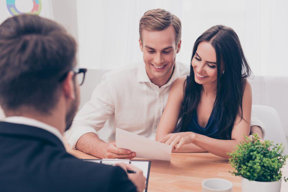 Couple recevant des conseils financiers pour souscrire une assurance vie
