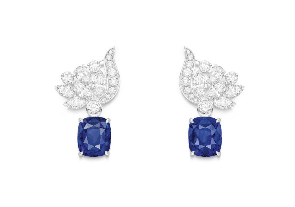 Boucles d’oreilles en diamants et saphirs bleus, Haute Joaillerie mettant à l’honneur la pierre précieuse saphir