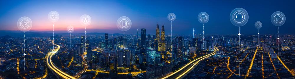 Vue panoramique d'une ville connectée illustrant les services d'une ville intelligente en pleine transition numérique.