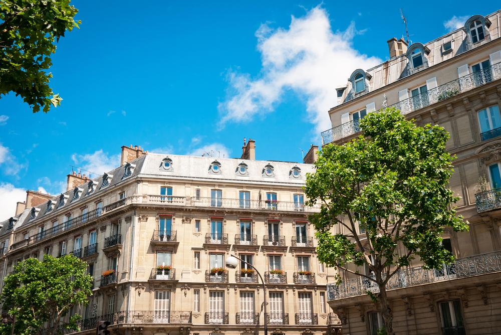 Façade d’un immeuble haussmannien à Paris impacté par la loi Climat location
