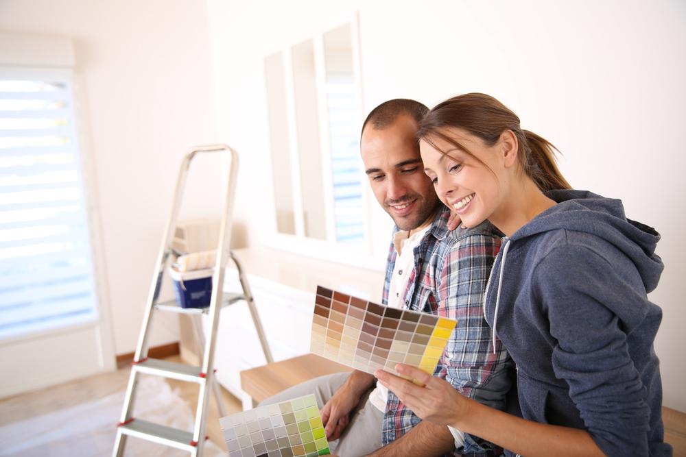 Couple choisissant une couleur de peinture pour des travaux en copropriété