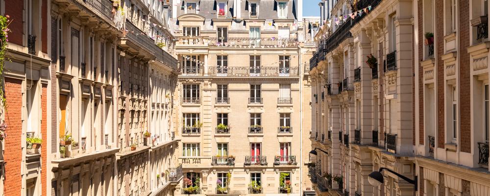 Façades d'immeubles haussmanniens à Paris illustrant le carnet d'information du logement et la performance énergétique en copropriété.
