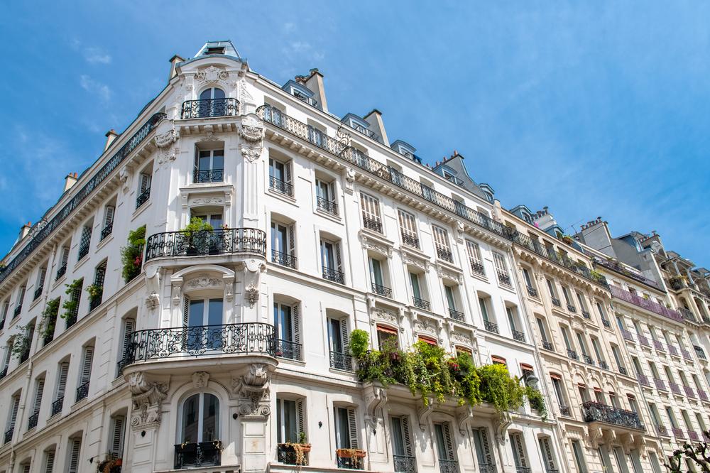 Abattements sur le patrimoine immobilier – immeuble haussmannien à Paris représentant l’investissement immobilier résidentiel
