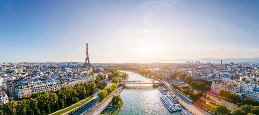 Vue panoramique de Paris avec la Tour Eiffel, illustrant le marché immobilier Paris 2024