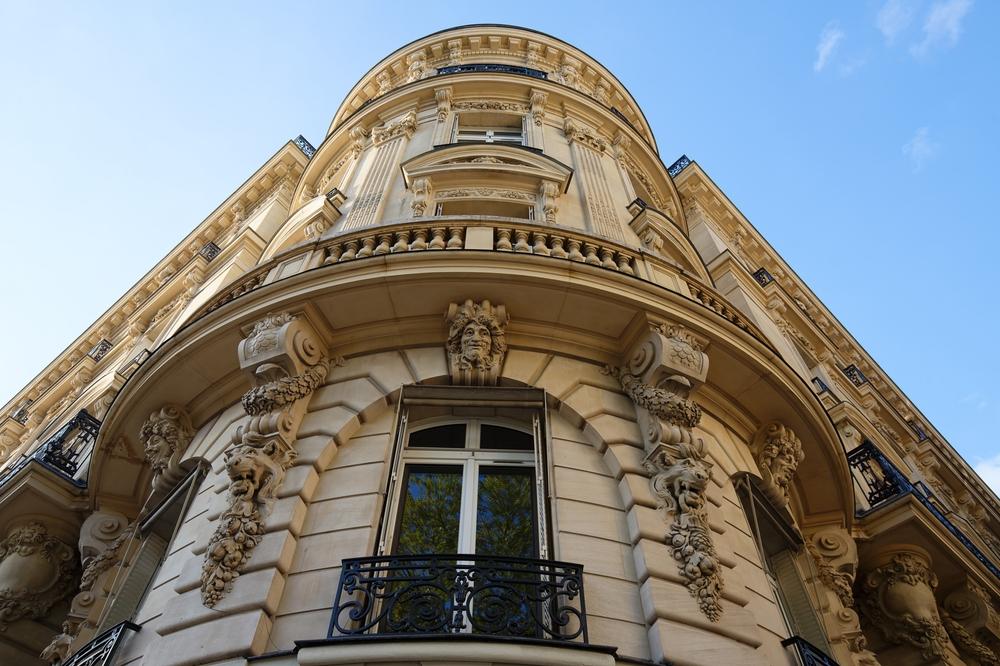 Façade d’un immeuble haussmannien à Paris – propriétaire bailleur en zone urbaine dense
