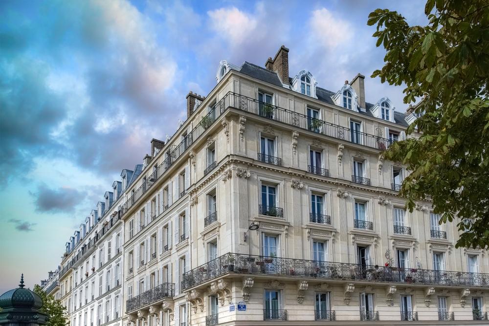 Façade d’un immeuble parisien concerné par la répartition des charges dans un bail commercial entre bailleur et locataire