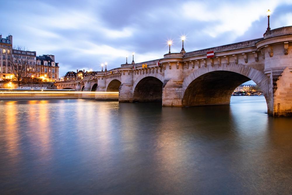 Pont Neuf à Paris en hiver au crépuscule, reflet magique sur la Seine