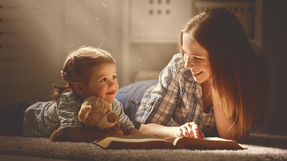 Mère et enfant partageant un moment complice, symbole de transmission de patrimoine Souhaitez-vous que l’on passe à la prochaine actualité à optimiser ?
