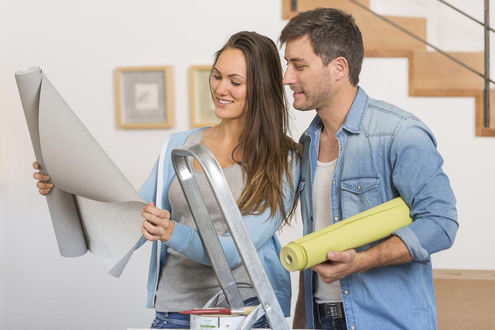 Couple effectuant des travaux location appartement