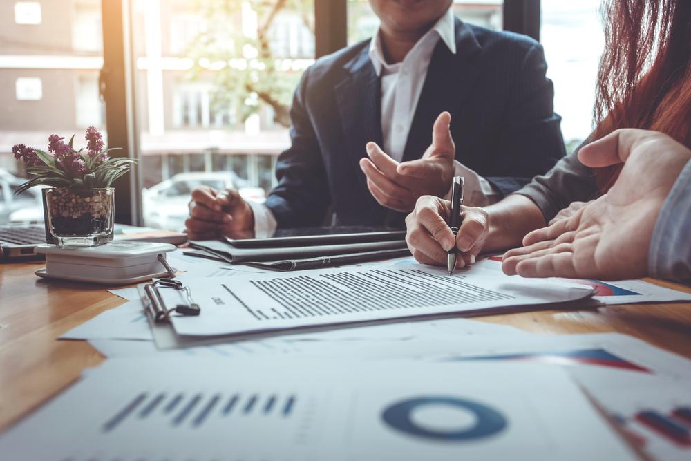 Signature d’un contrat financier entre investisseurs pour souscrire à des produits structurés