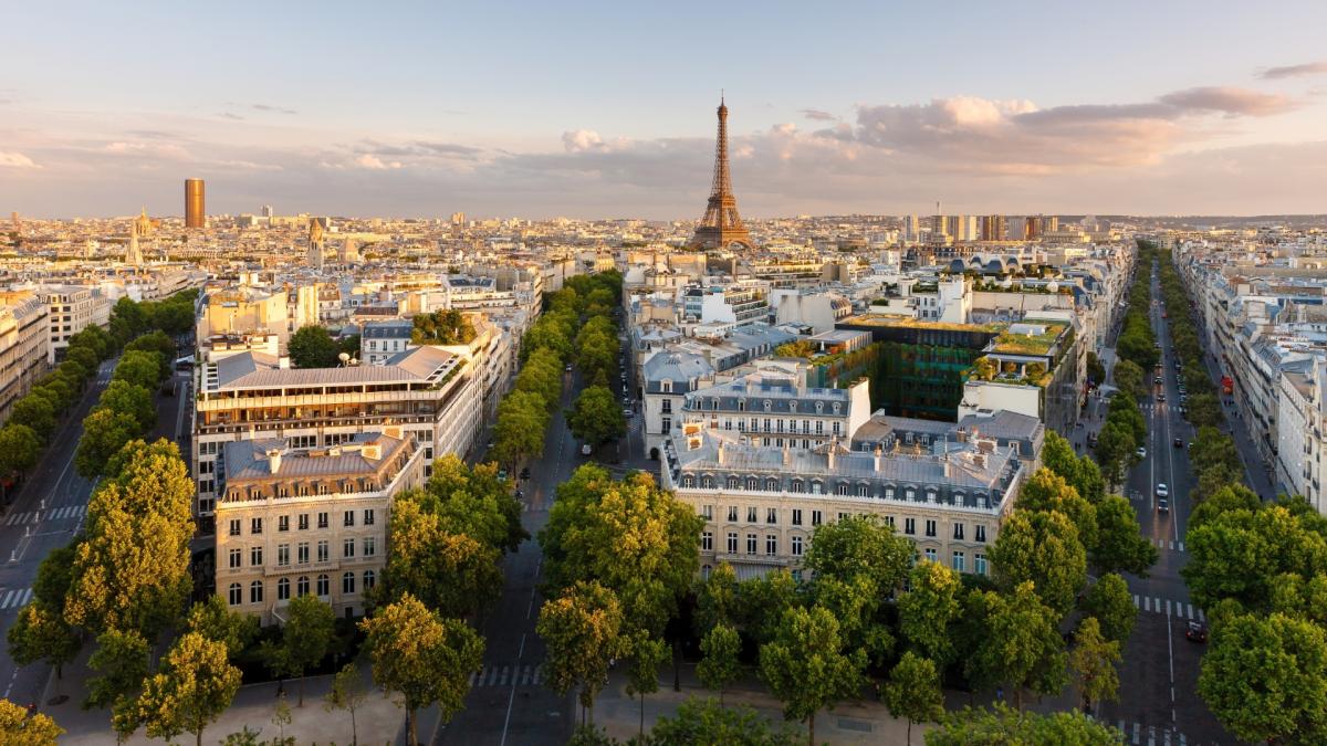 vue de Paris avec monuments et immeubles parisiens