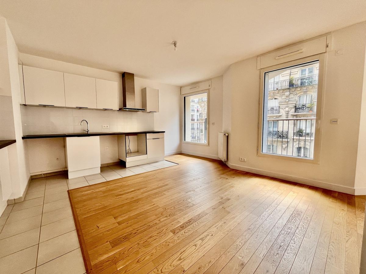 Paris XVème, Rue de Vaugirard (proche métro Convention) Beau 4 pièces avec Balcons et parking