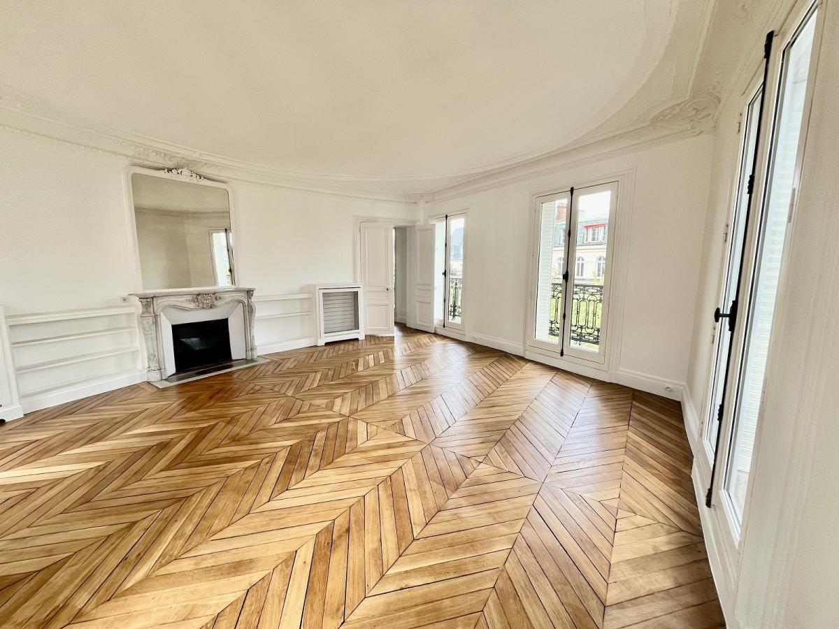A LOUER 6 Pièces PLACE DE LA MADELEINE Paris VIIIème. REFAIT NEUF