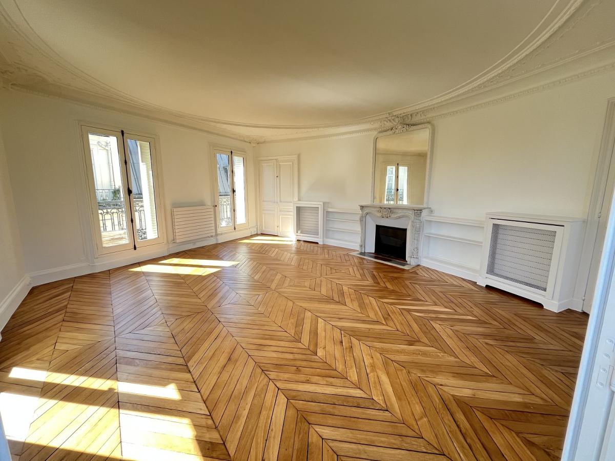 A LOUER 6 Pièces PLACE DE LA MADELEINE Paris VIIIème. REFAIT NEUF