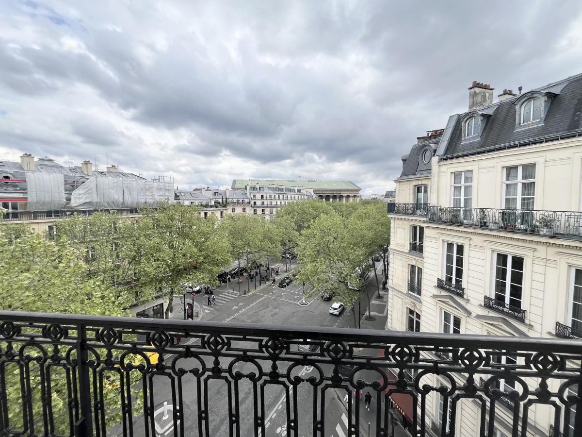 A LOUER 6 Pièces PLACE DE LA MADELEINE Paris VIIIème. REFAIT NEUF