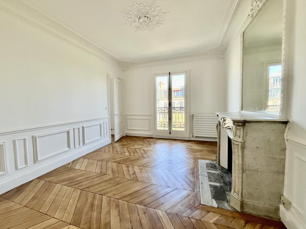 A LOUER 6 Pièces PLACE DE LA MADELEINE Paris VIIIème. REFAIT NEUF