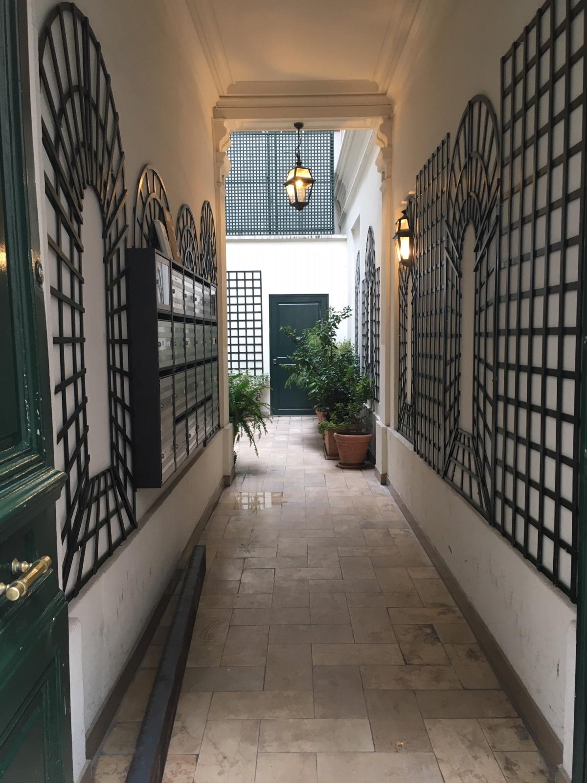  Paris VIIIème. STUDIO Rue de PONTHIEU