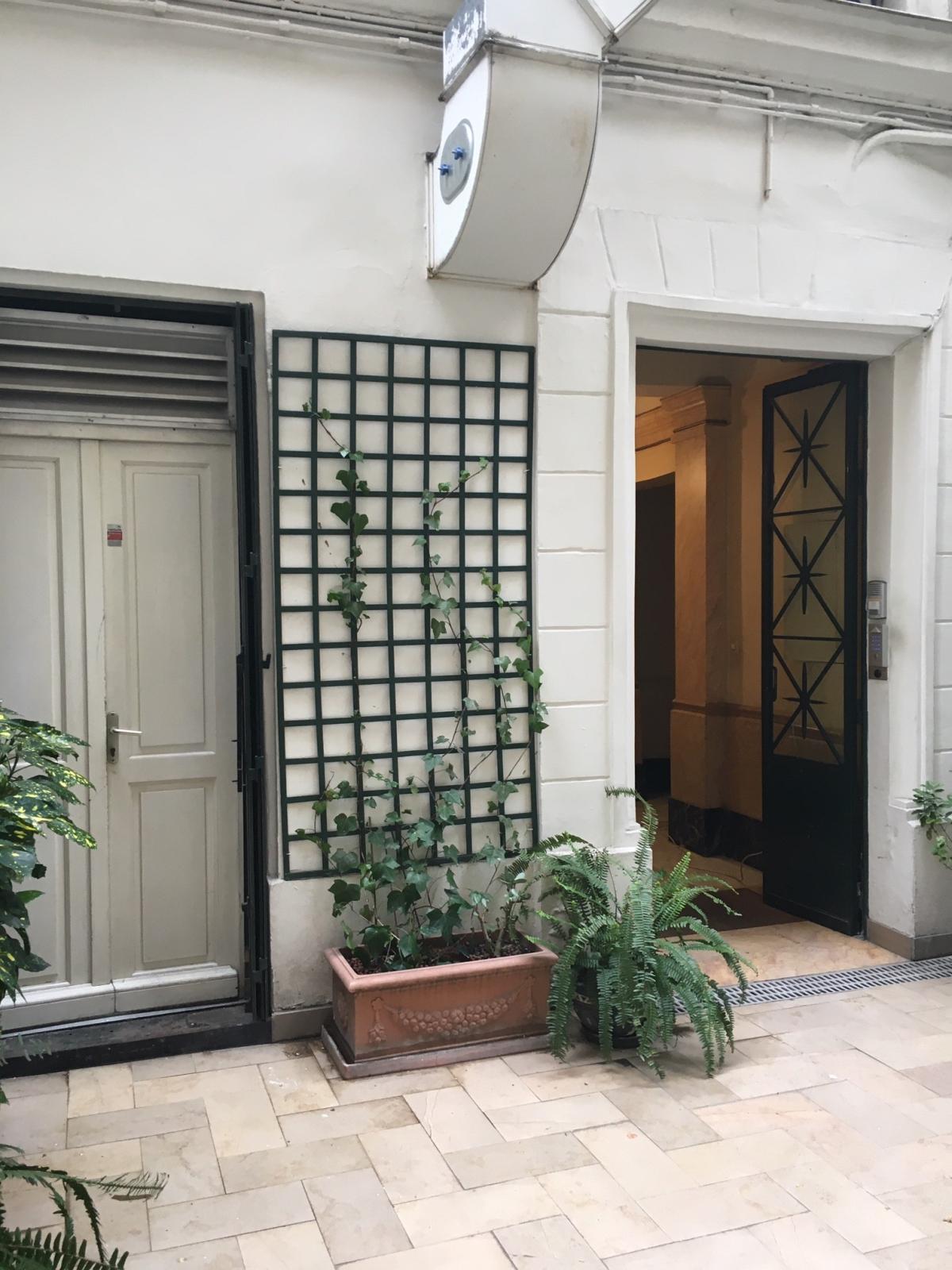  Paris VIIIème. STUDIO Rue de PONTHIEU