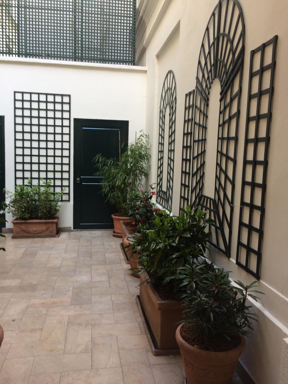  Paris VIIIème. STUDIO Rue de PONTHIEU
