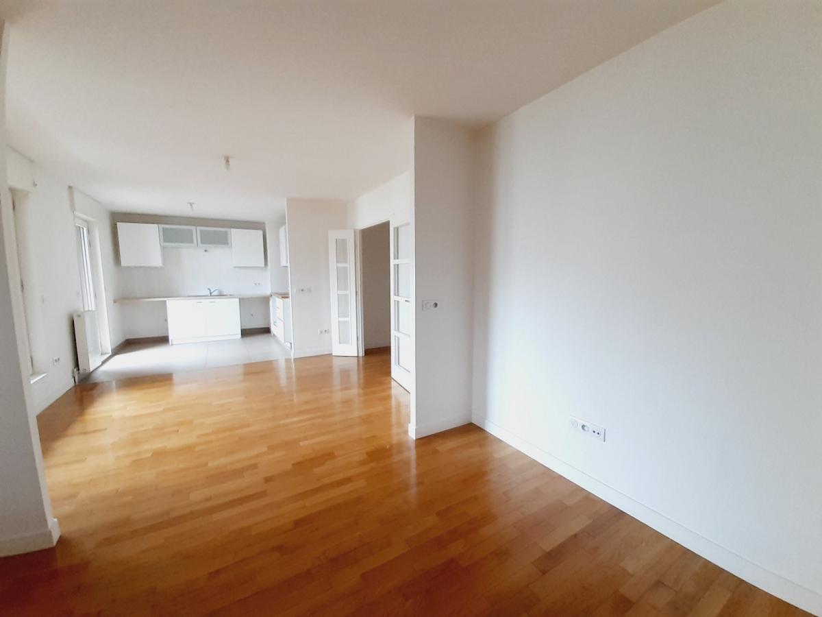 A LOUER 4 PIECES 83m²  AVEC TERRASSE et PARKING