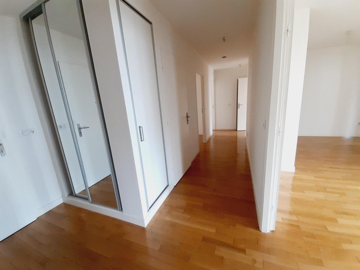 A LOUER 4 PIECES 83m²  AVEC TERRASSE et PARKING