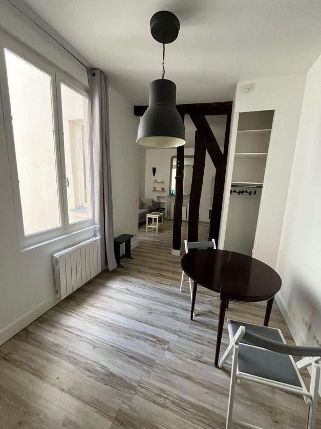A LOUER Paris VIIème Studio meublé Rue de Lille