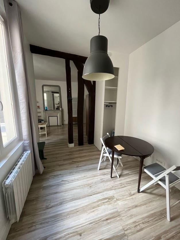 A LOUER Paris VIIème Studio meublé Rue de Lille
