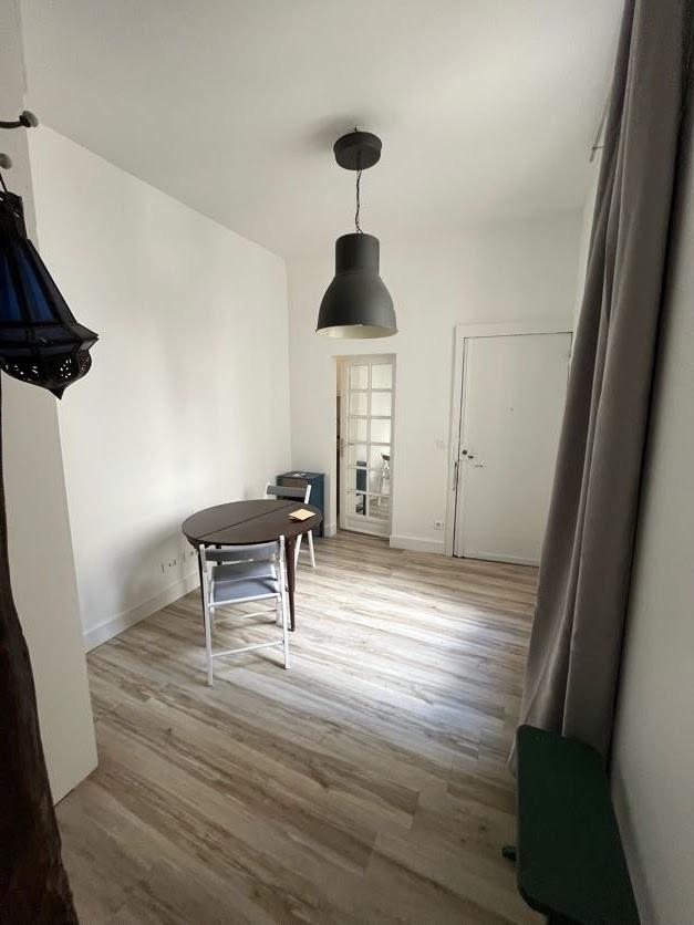 A LOUER Paris VIIème Studio meublé Rue de Lille