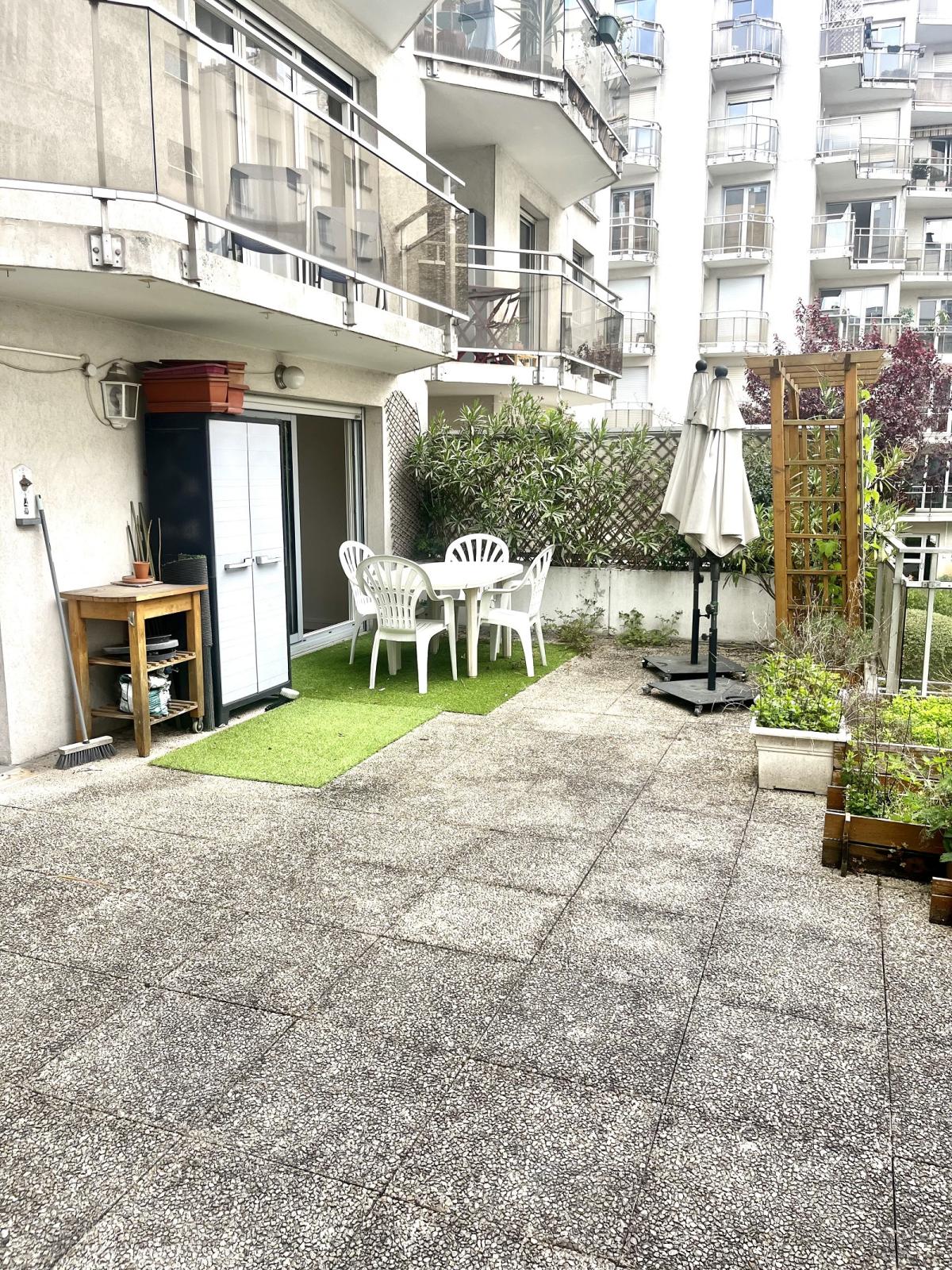 A LOUER PARIS  XVIII ème  2P AVEC TERRASSE JULES JOFFRIN