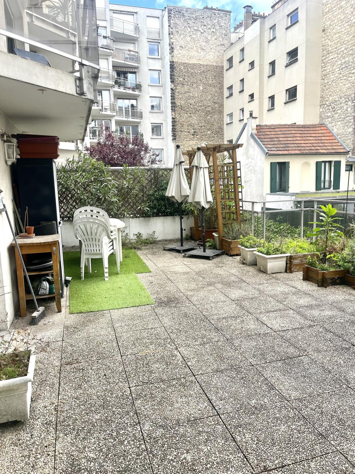 A LOUER PARIS  XVIII ème  2P AVEC TERRASSE JULES JOFFRIN