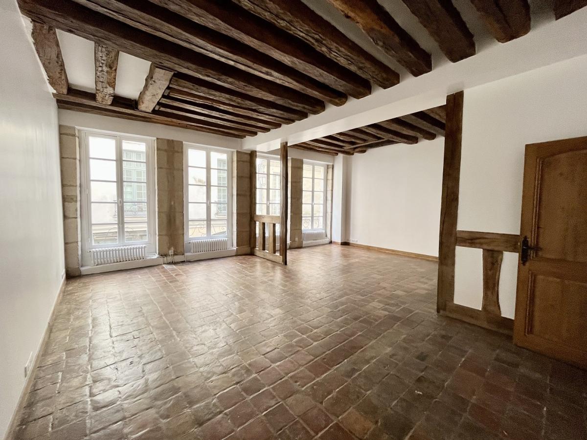 A LOUER 58.20m² PARIS Vème NOTRE DAME